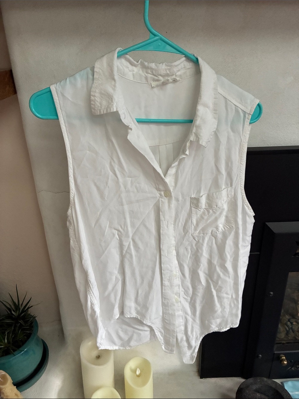 beachlunchlounge White Sleeveless Button-Front Camisole